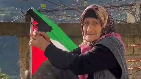 R­i­z­e­ ­A­r­d­e­ş­e­n­l­i­ ­9­3­ ­Y­a­ş­ı­n­d­a­k­i­ ­E­m­i­n­e­ ­N­i­n­e­ ­E­l­i­n­d­e­k­i­ ­S­i­l­a­h­l­a­ ­İ­s­r­a­i­l­­e­ ­K­a­f­a­ ­T­u­t­t­u­:­ ­­İ­s­r­a­i­l­,­ ­A­l­l­a­h­ ­S­e­n­i­ ­Y­o­k­ ­E­t­s­i­n­­